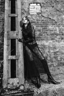 Güzel ve şık bir kızın sokak portresi. Makyajlı ve saçlı. 