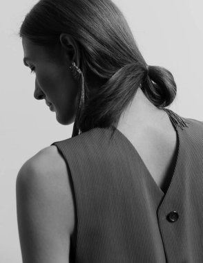 Şık ve uzun boylu, makyajlı ve saçlı bir modelin moda portreleri.