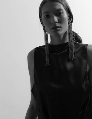 Şık ve uzun boylu, makyajlı ve saçlı bir modelin moda portreleri.