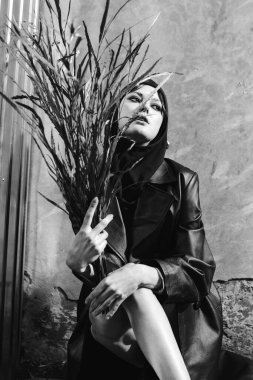 Güzel ve şık bir kızın sokak portresi. Makyajlı ve saçlı. 