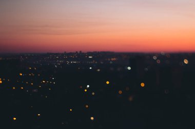 Şehir ve günbatımı manzaralı sanat manzarası. Film, tahıl ve bulanık efektlerle