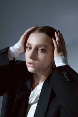 Stüdyoda makyajlı ceketli güzel bir kızın sanat portreleri. 