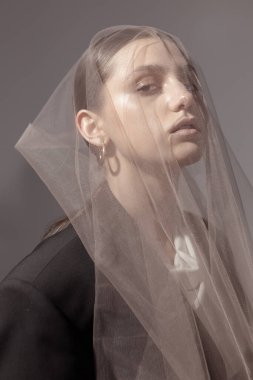 Stüdyoda makyajlı ceketli güzel bir kızın sanat portreleri. 