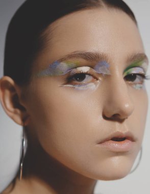 Stüdyoda makyajlı ceketli güzel bir kızın sanat portreleri. 