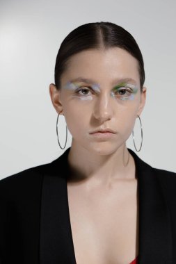 Stüdyoda makyajlı ceketli güzel bir kızın sanat portreleri. 