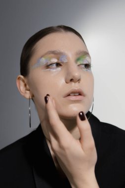 Stüdyoda makyajlı ceketli güzel bir kızın sanat portreleri. 