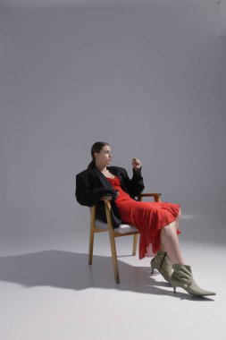 Stüdyoda şık bir elbise ve makyaj içinde güzel bir kızın moda portreleri.