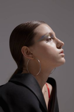 Stüdyoda makyajlı ceketli güzel bir kızın sanat portreleri. 