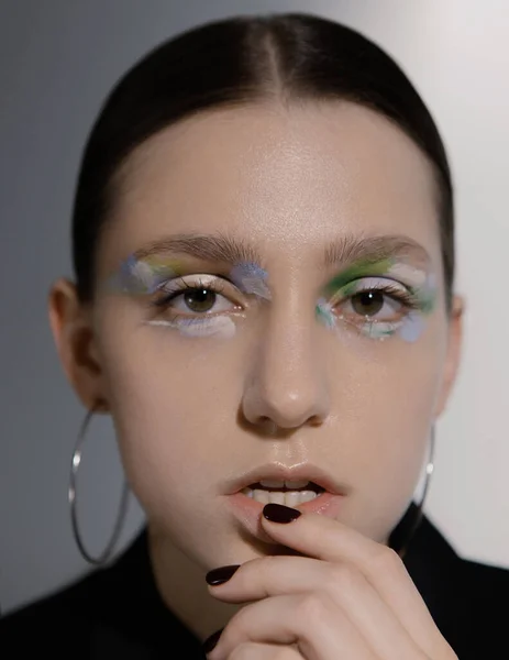 Art Potret Seorang Gadis Cantik Dalam Jaket Dengan Makeup Studio — Stok Foto