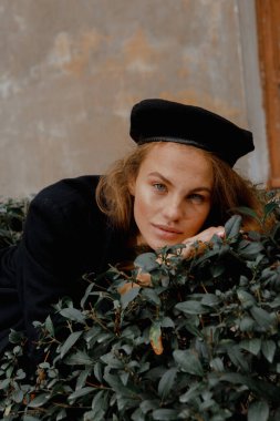 Güzel bir kızın portresi sokakta şık kıyafetler içinde yürüyor. 