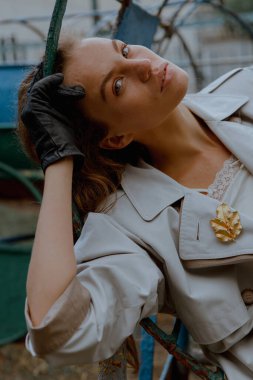 Güzel bir kızın portresi sokakta şık kıyafetler içinde yürüyor. 