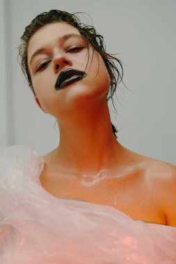Yaratıcı makyaj ve aksesuarlı sanat portreleri.