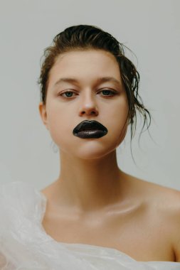 Yaratıcı makyaj ve aksesuarlı sanat portreleri.