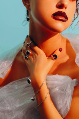 Yaratıcı makyaj ve aksesuarlı sanat portreleri.