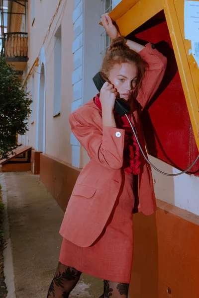 Portrait Une Belle Fille Marchant Dans Rue Vêtements Élégants — Photo