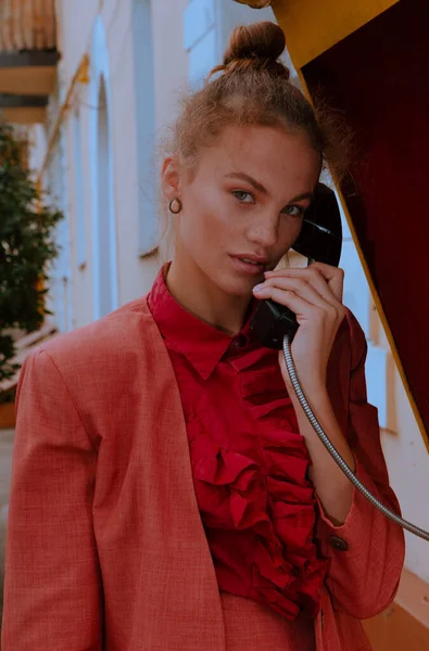 Portrait Une Belle Fille Marchant Dans Rue Vêtements Élégants — Photo