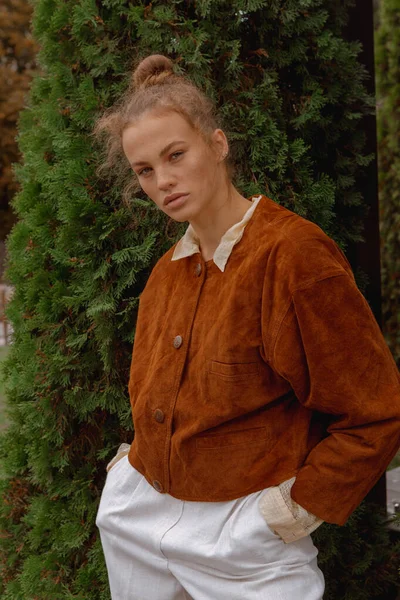 Portrait Une Belle Fille Marchant Dans Rue Vêtements Élégants — Photo