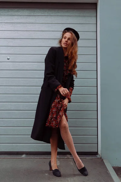 Portrait Une Belle Fille Marchant Dans Rue Vêtements Élégants — Photo