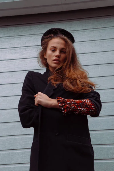 Portrait Une Belle Fille Marchant Dans Rue Vêtements Élégants — Photo