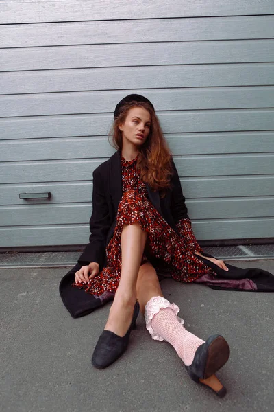 Portrait Une Belle Fille Marchant Dans Rue Vêtements Élégants — Photo