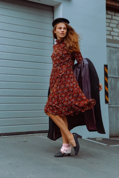 Retrato Uma Menina Bonita Andando Rua Com Roupas Elegantes — Fotografia de Stock