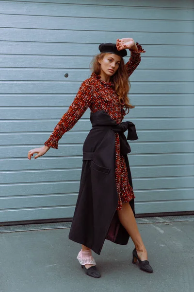 Portrait Une Belle Fille Marchant Dans Rue Vêtements Élégants — Photo