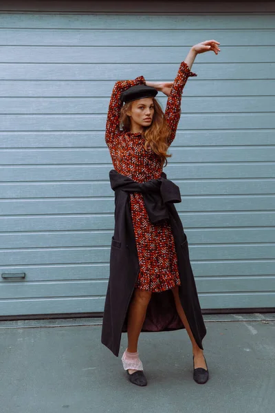 Retrato Uma Menina Bonita Andando Rua Com Roupas Elegantes — Fotografia de Stock