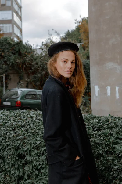 Portrait Une Belle Fille Marchant Dans Rue Vêtements Élégants — Photo