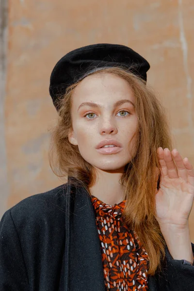 Portrait Une Belle Fille Marchant Dans Rue Vêtements Élégants — Photo