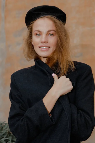 Portrait Une Belle Fille Marchant Dans Rue Vêtements Élégants — Photo