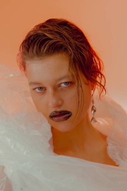 Yaratıcı makyaj ve aksesuarlı sanat portreleri.