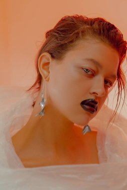 Yaratıcı makyaj ve aksesuarlı sanat portreleri.