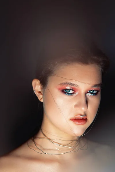 Konstporträtt Flicka Med Ett Ovanligt Utseende Kreativt Hår Och Makeup — Stockfoto