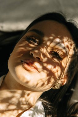 Güzel bir kızın portresi Küba kökenli şık kıyafetler ve güneş ışığı ile