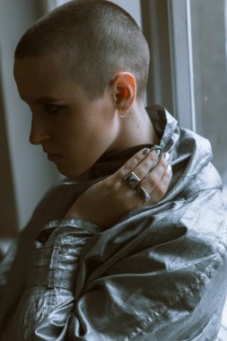 Şık giyinmiş ve kısa saçlı bir kız ressamın portreleri.