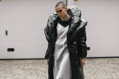 Şık giyinmiş ve kısa saçlı bir kız ressamın portreleri.