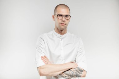 Hafif arka planda gözlüklü yakışıklı bir iş adamı.