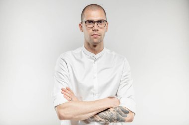 Hafif arka planda gözlüklü yakışıklı bir iş adamı.