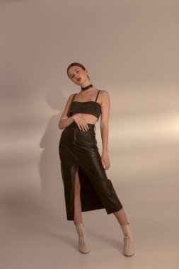 Stüdyoda makyajlı şık elbiseli şık bir kızın portresi.