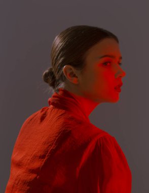 Stüdyoda makyajlı şık elbiseli şık bir kızın portresi.