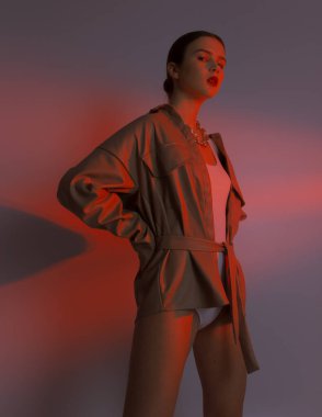 Stüdyoda makyajlı şık elbiseli şık bir kızın portresi.