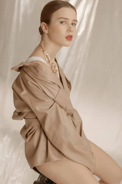 Портрет Стильної Дівчини Модному Одязі Макіяжем Студії — стокове фото
