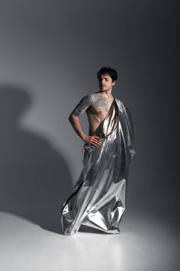 Atletik vücutlu yakışıklı bir adamın duygusal portresi. 