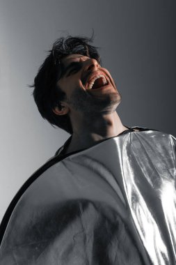 Atletik vücutlu yakışıklı bir adamın duygusal portresi. 