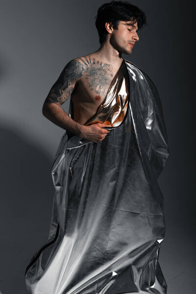 Эмоциональный портрет красивого парня с атлетической фигурой 