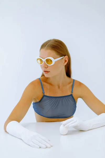 Retrato Una Chica Con Gafas Amarillas Sobre Fondo Blanco —  Fotos de Stock