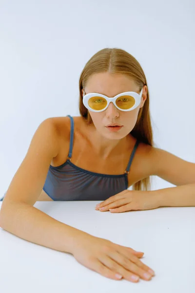白い背景に黄色い眼鏡の少女のアートポートレート — ストック写真
