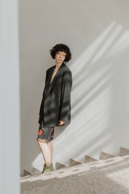 Minimalist bir iç mekanda şık ve şirin bir kız.