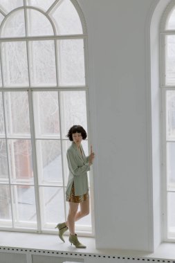 Minimalist bir iç mekanda şık ve şirin bir kız.