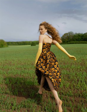 Şık kıyafetler içinde güzel ve şirin bir kızın moda portresi.